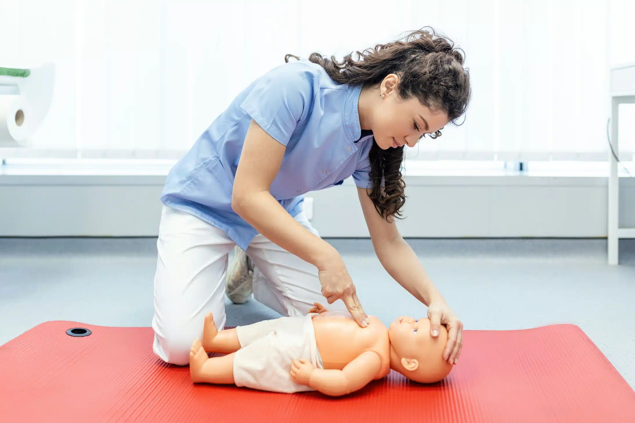 Formation secourisme dédiée à la petite enfance – gestes d’urgence nourrisson et enfant à Villefranche-sur-Saône, Belleville-en-Beaujolais, Trévoux, Anse, Tarare, Lyon, Mâcon, Roanne, Dijon, Valence, Saint-Étienne.