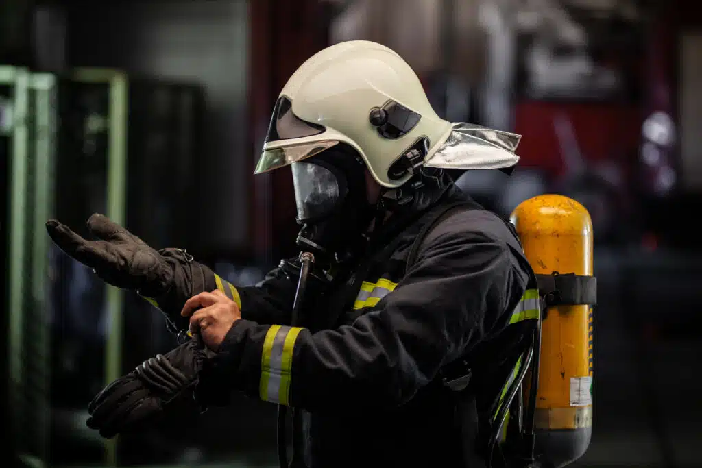 PrĂ©paration dâun appareil respiratoire isolant (ARI) avant une intervention
