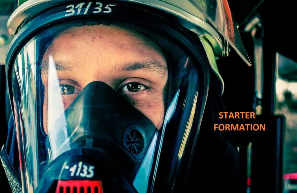 Agent Ă©quipĂ© dâun appareil respiratoire isolant (ARI) en situation dâintervention