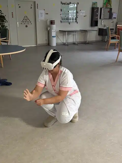 Simulation incendie en réalité virtuelle dans une maison de retraite à Lentilly dans le Rhône avec personnel formé
