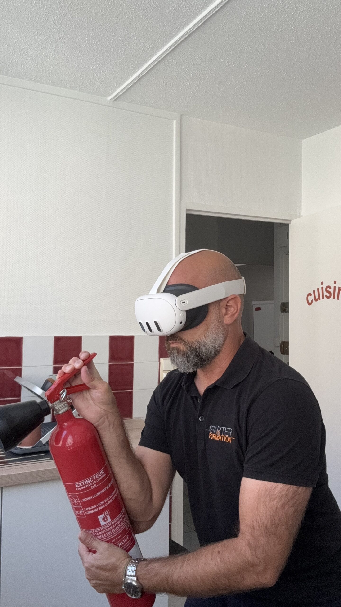 Stagiaire en situation d’apprentissage incendie avec casque de réalité virtuelle et extincteur