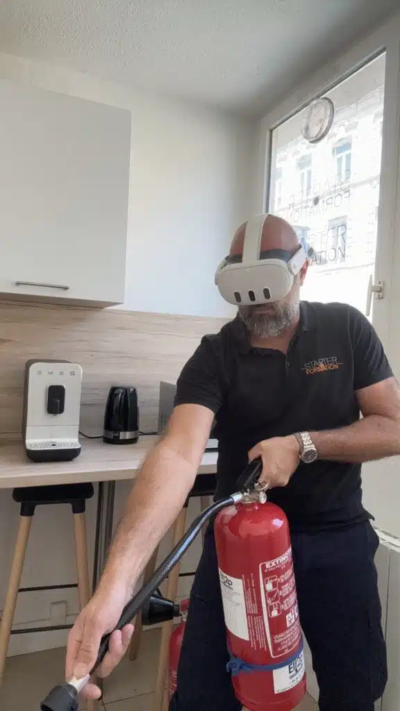 Stagiaire en formation incendie utilisant un extincteur en réalité virtuelle