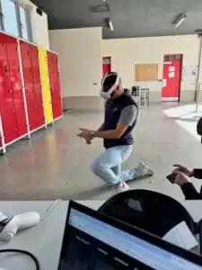 Stagiaire utilisant un casque de réalité virtuelle pour simuler une intervention incendie