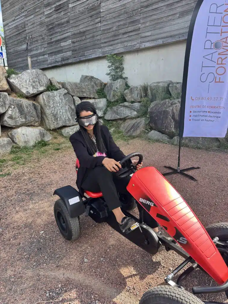 Stagiaire sur un kart portant un casque simulateur d’alcoolémie lors d’un atelier sécurité routière