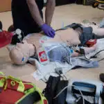 Apprentissage des gestes d’urgence lors d’une formation AFGSU 2 avec utilisation de mannequins et matériel de secours professionnel.