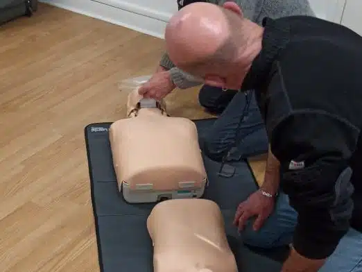 Participants s'exerçant au massage cardiaque sur mannequins pendant un Safety Day