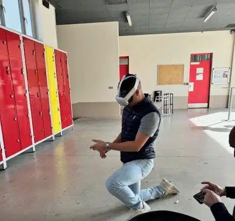 Participant en immersion avec un casque de réalité virtuelle lors d'un atelier incendie