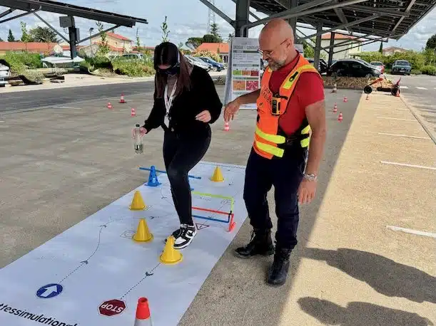 Parcours avec lunettes de simulation alcool et drogues lors d'une journée sécurité